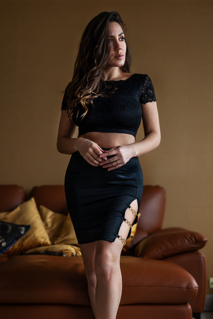 Jupe courte noire Elena fendue sur le côté