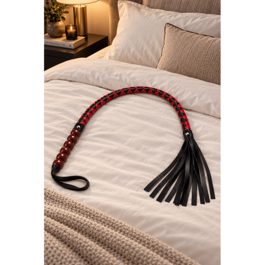Fouet Rouge et Noir Simili Cuir 80 cm – Dreamy Fetish